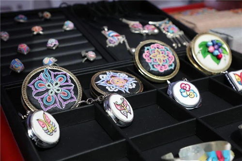 黔南州旅游商品、手工藝品暨民族用品展銷會(huì)盛大開幕 工藝美術(shù)品與禮儀用品銷售亮點(diǎn)紛呈