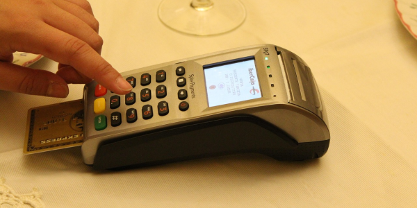 工藝美術(shù)品與禮儀用品銷售中的誠(chéng)信自律 兼論對(duì)非法麻將機(jī)控牌設(shè)備的抵制